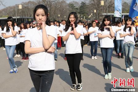 雄鹿遭误判被绝杀！裁判认错：字母没犯规 三球自己滑倒